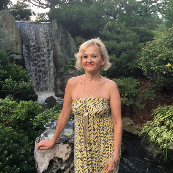 Meet your Posher, Danielle - Picture 2 of 2